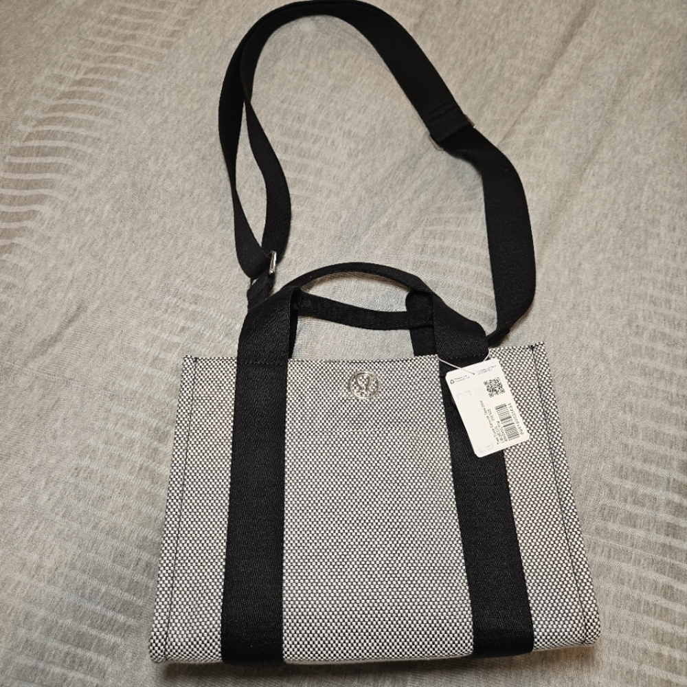 NEW w/ tag Lululemon Two Tone Canvas Tote Bag 4.5L Anchor / Light Ivory / Black - Picture 1 of 13